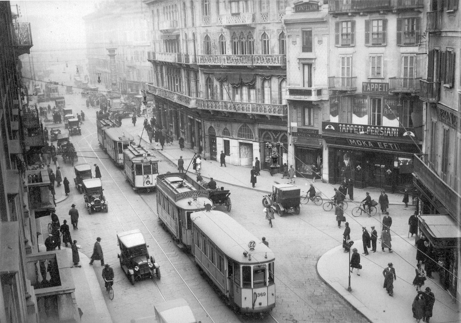 Milano,_largo_San_Babila_03